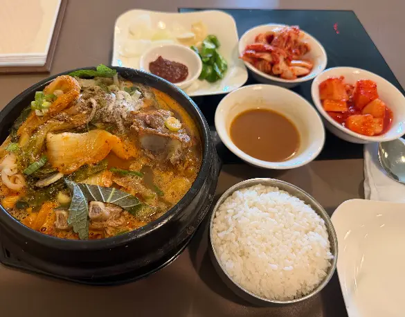 본감자탕 뼈해장국과 밥·반찬 상차림