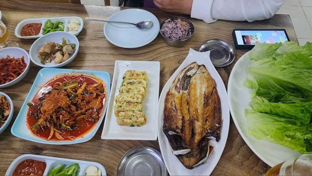 대장금식당의 생선구이와 계란말이, 볶음 요리와 상추쌈 상차림