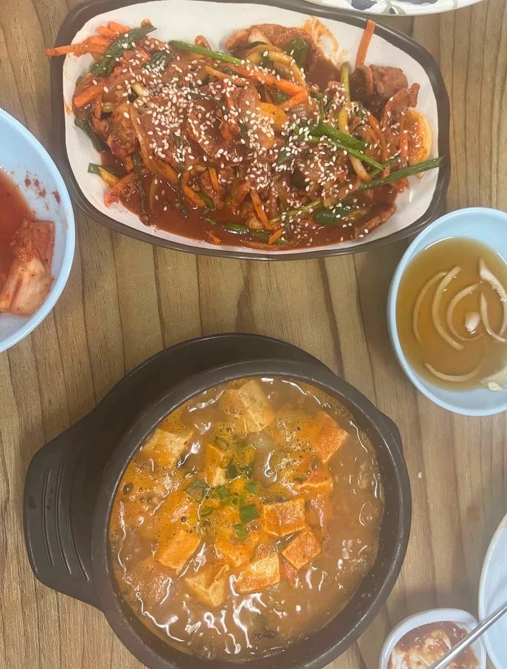 대장금식당의 제육볶음과 뚝배기 찌개