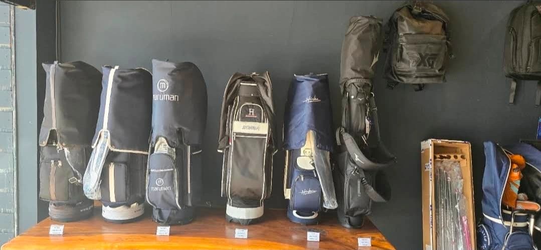 K GOLF샵에 진열된 골프백과 캐디백