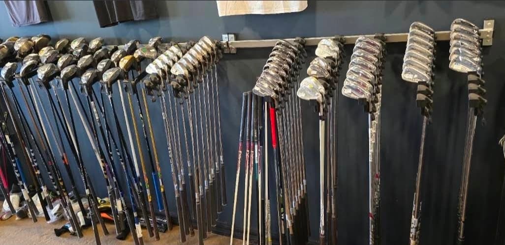 K GOLF샵 벽면에 진열된 드라이버·우드와 아이언 세트