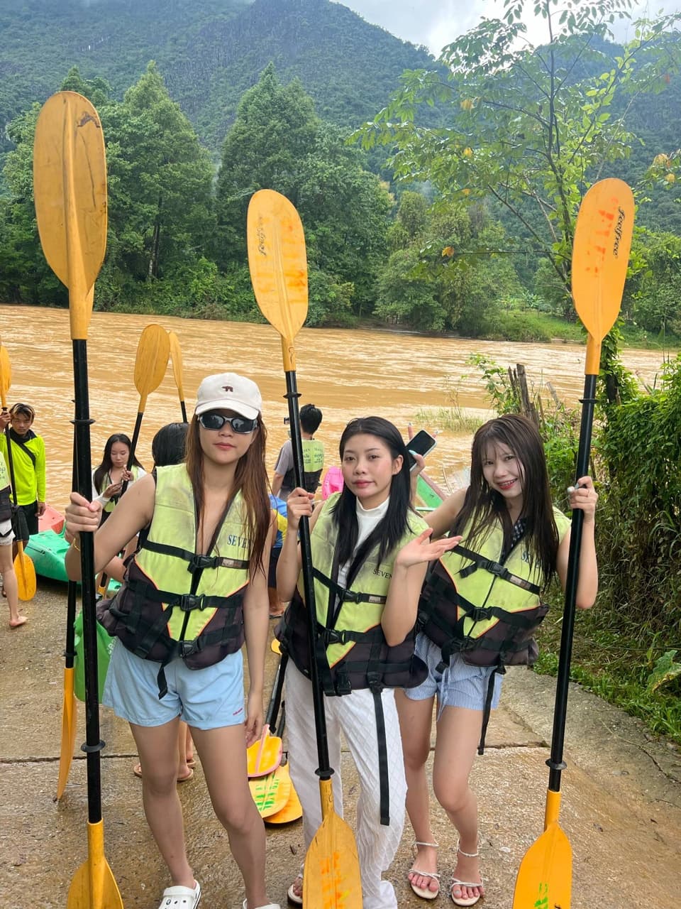 야외 팀 활동 중 함께 촬영한 KEPOP 직원들