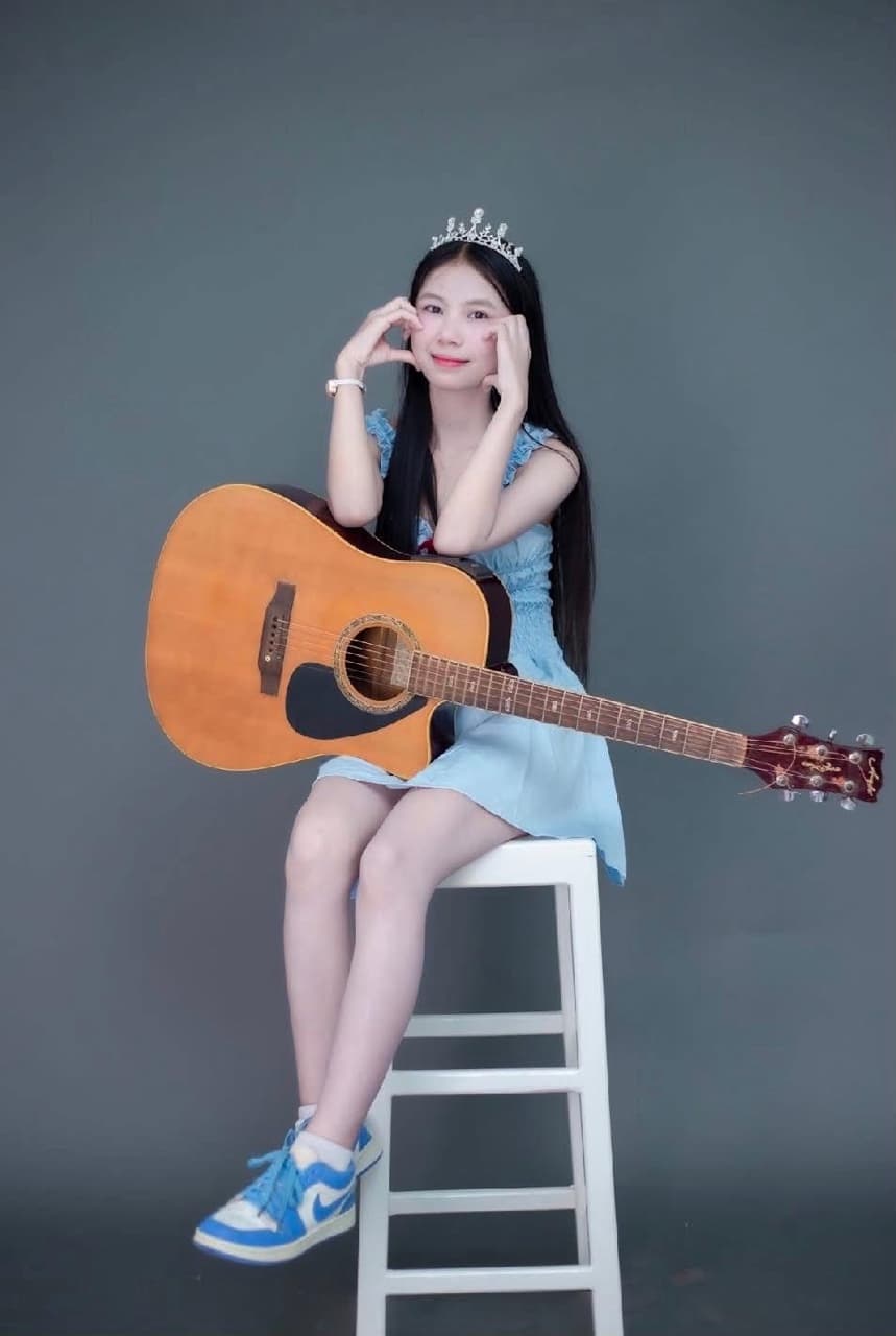기타와 함께 촬영한 KEPOP 업체 제공 인물사진
