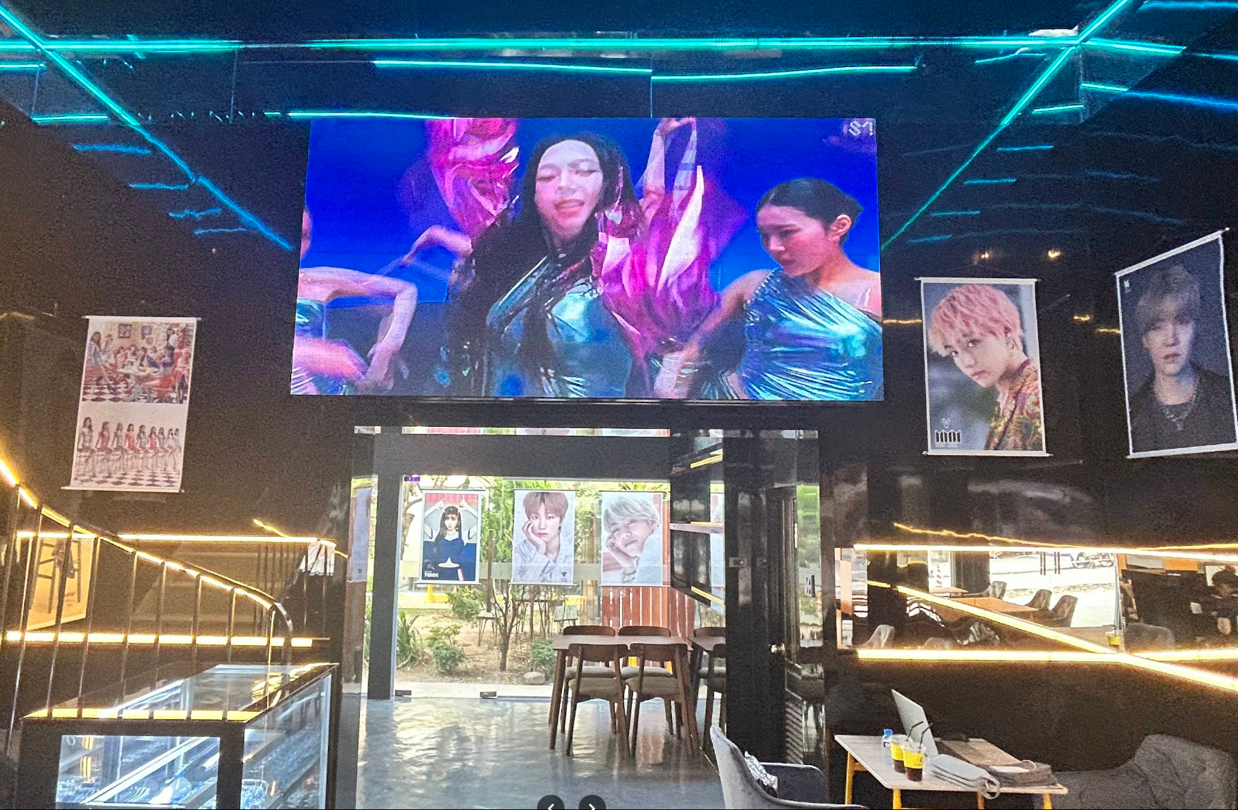 K-pop 영상 화면과 푸른 조명이 보이는 KEPOP 내부