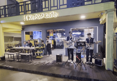 KEPOP 매장 앞에서 촬영된 음악 공연 현장사진