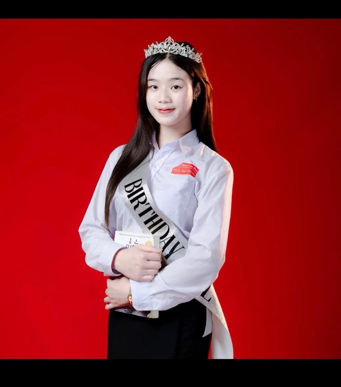 빨간 배경에서 생일 기념 촬영을 한 KEPOP 업체 제공 인물사진