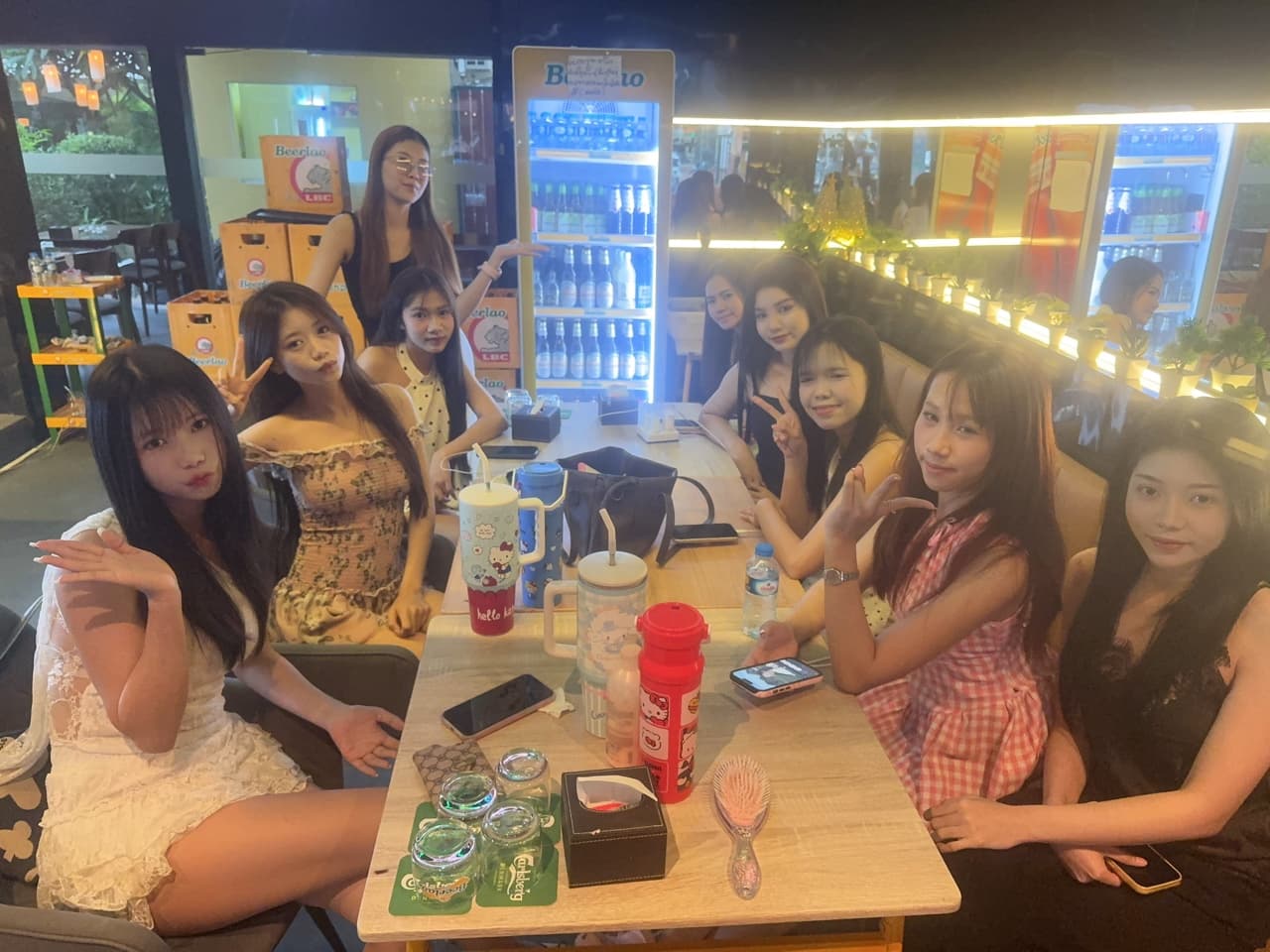 밝은 KEPOP 매장에서 함께 촬영한 직원 단체사진