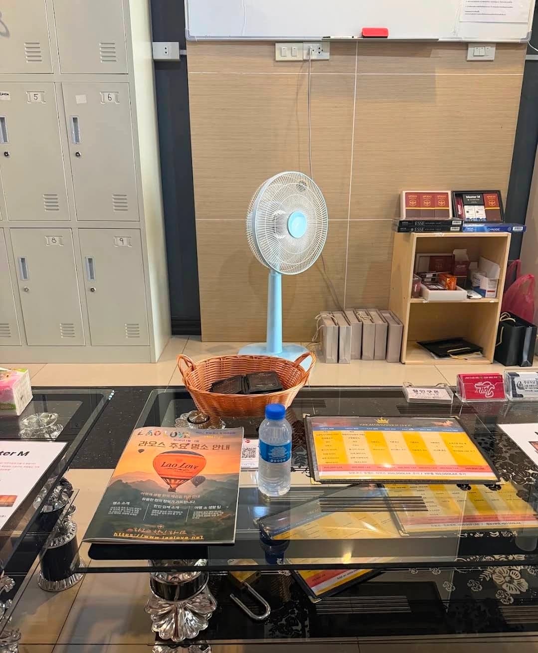 킹맨이발소 카운터와 번호가 붙은 보관함