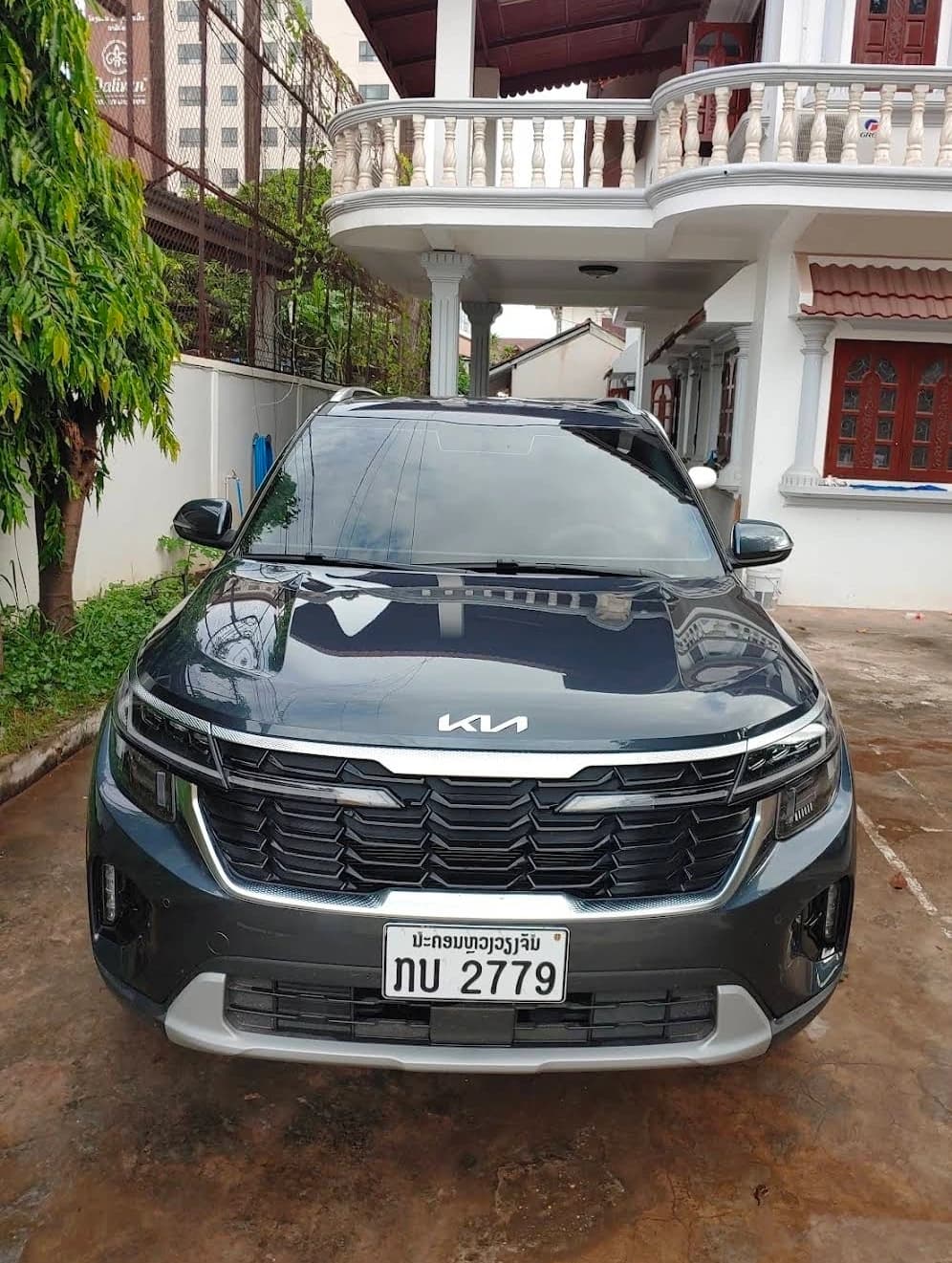 오엠렌트카의 진회색 기아 셀토스 SUV 앞모습