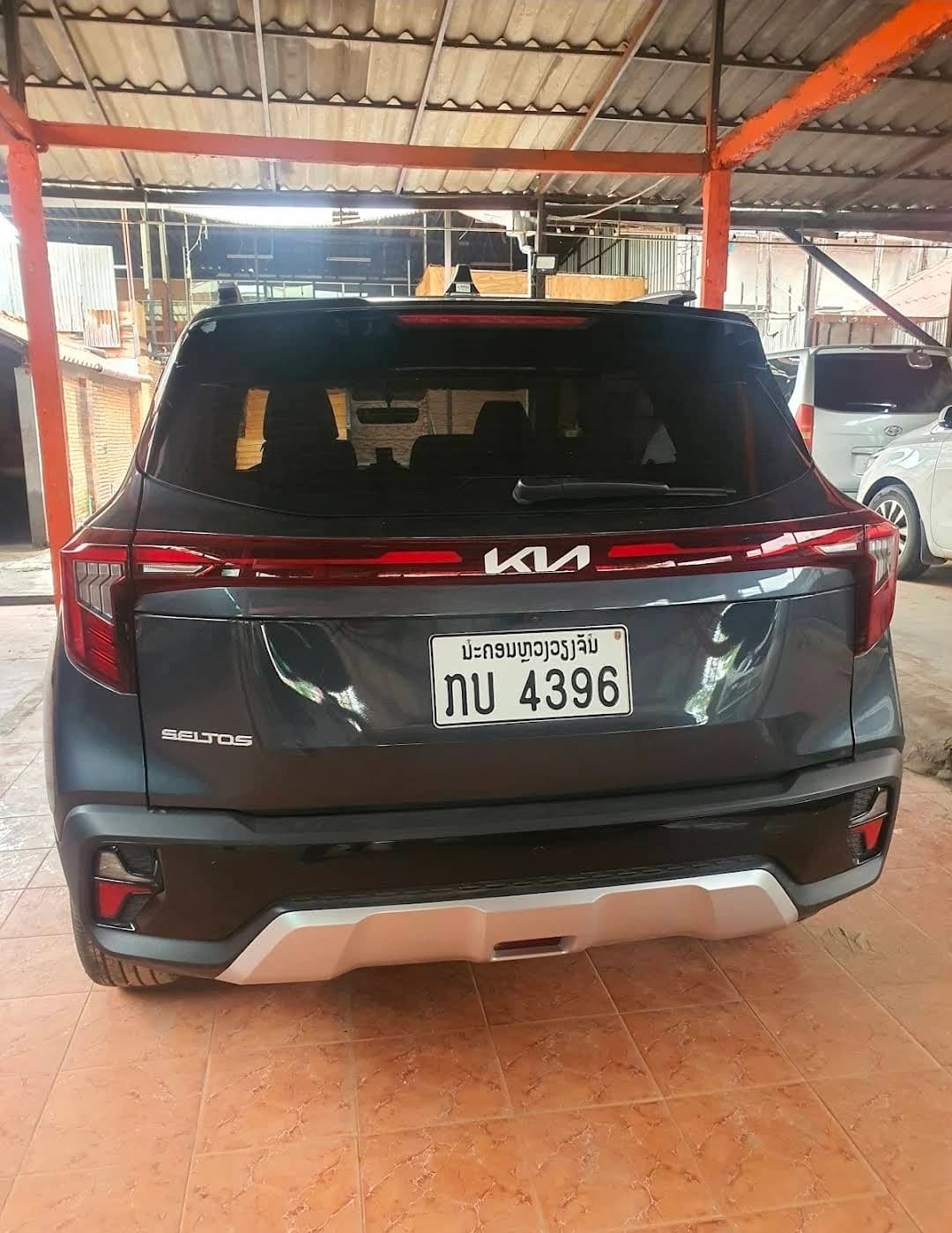 오엠렌트카의 진회색 기아 셀토스 뒷모습