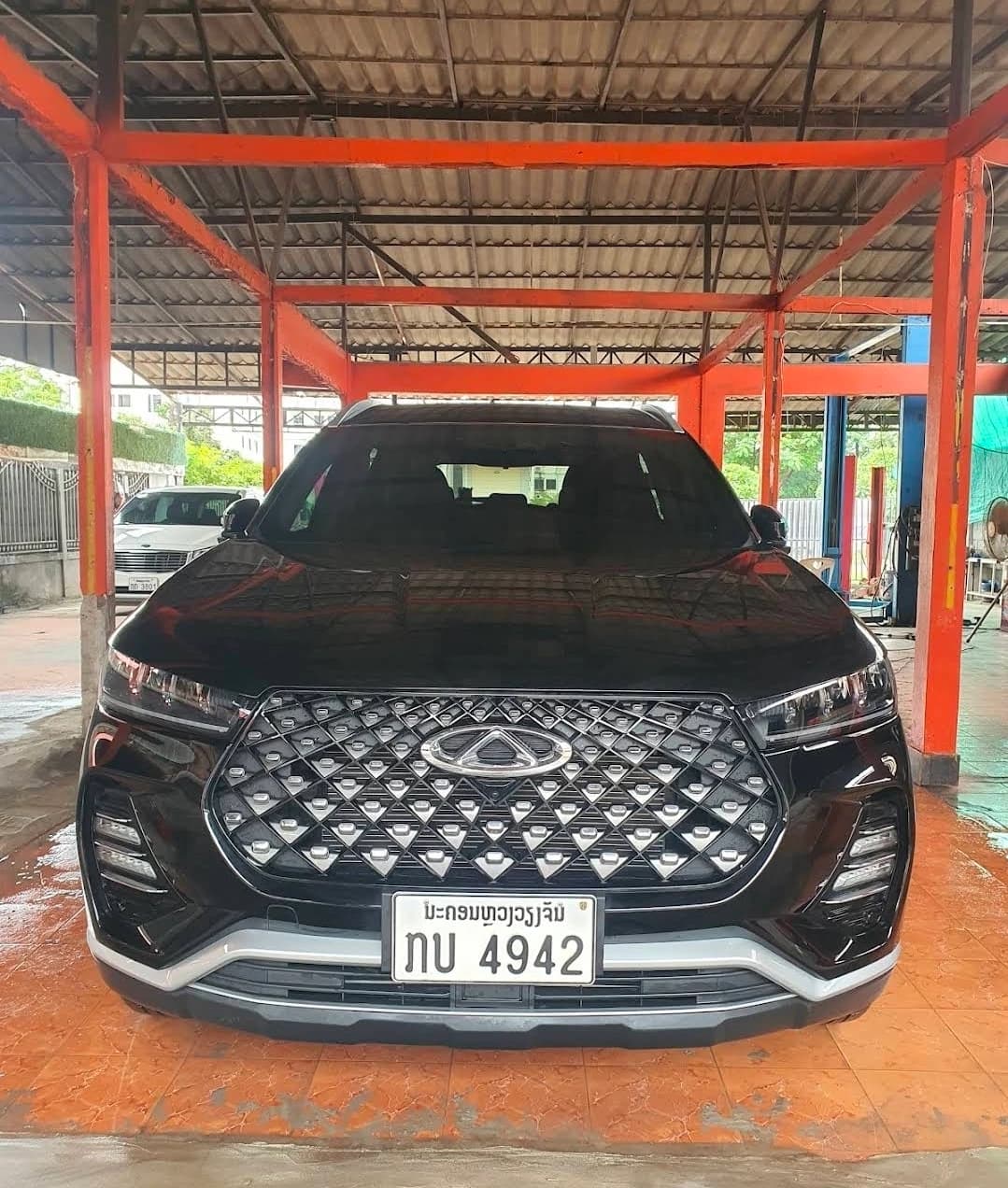 오엠렌트카의 검은색 SUV 앞모습