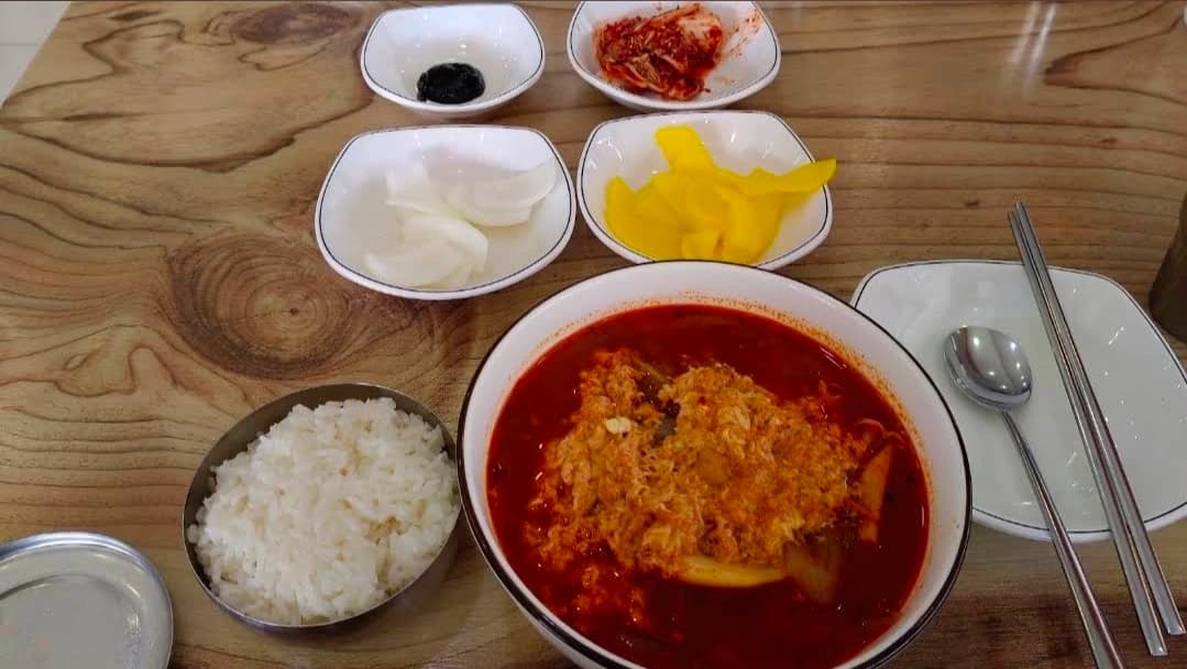 신짬뽕의 짬뽕밥과 밥·단무지·김치 등 반찬 상차림