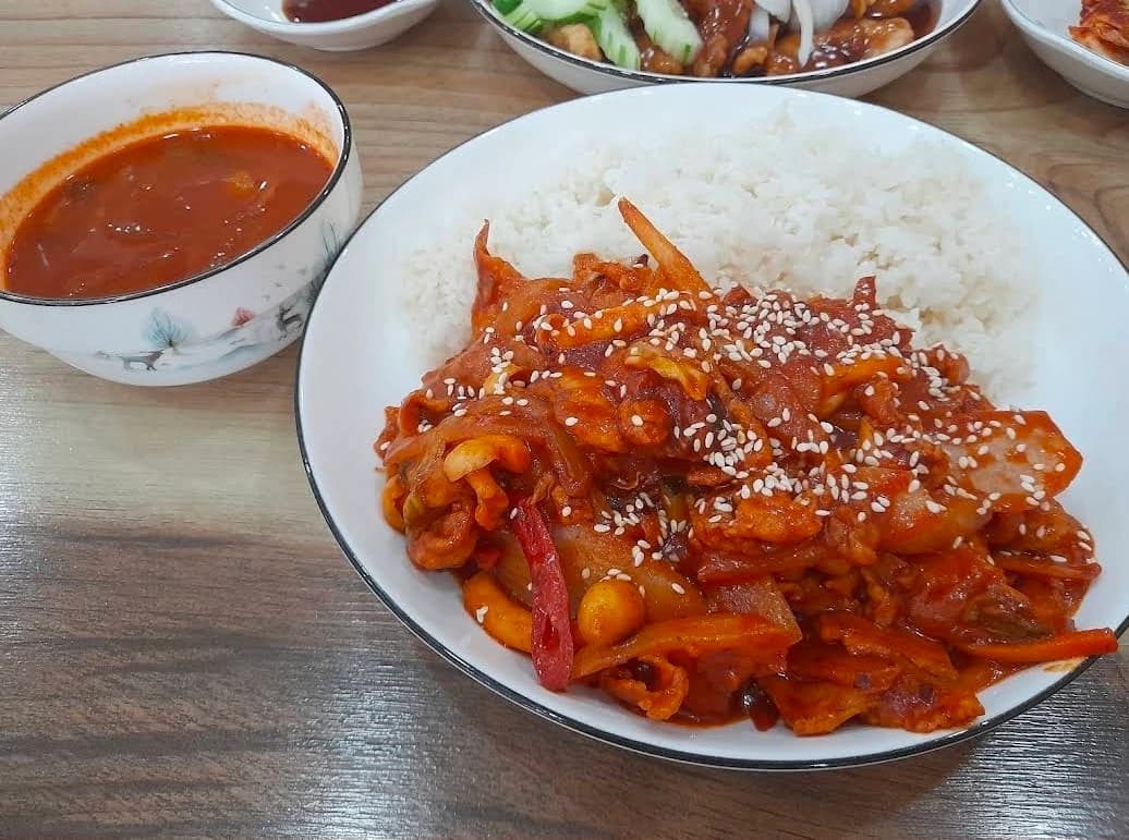 매콤한 볶음을 밥과 함께 낸 덮밥과 짬뽕 국물