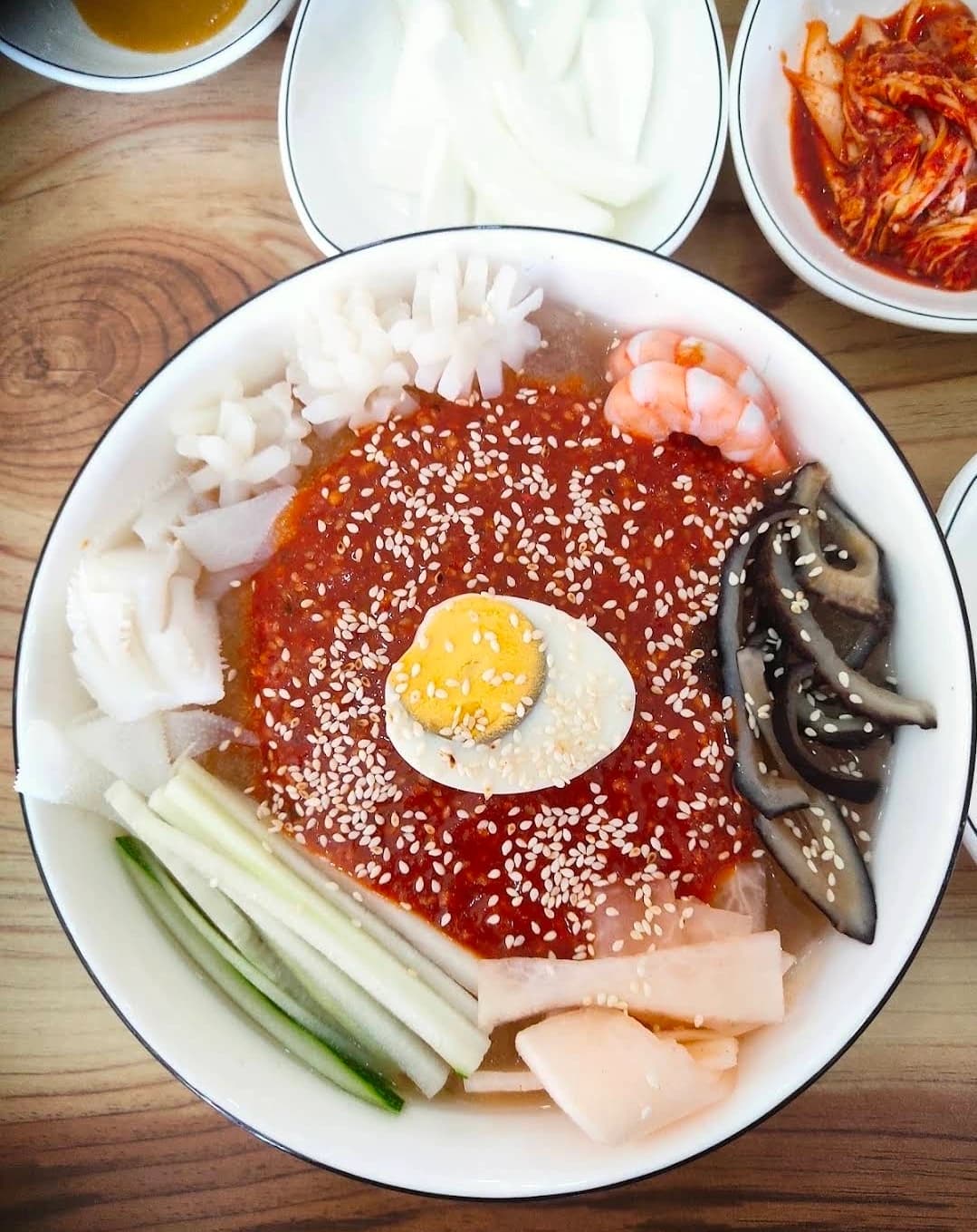 해물과 채소를 올린 매콤한 양념 비빔면