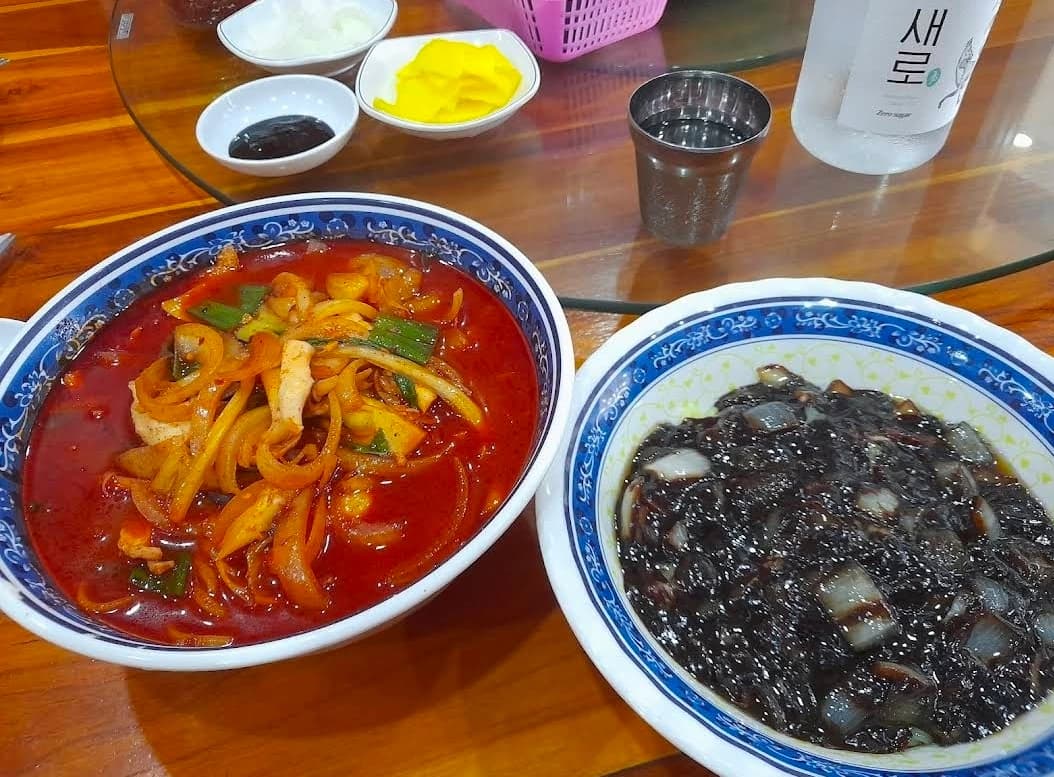신짬뽕의 짬뽕과 짜장면을 나란히 놓은 상차림