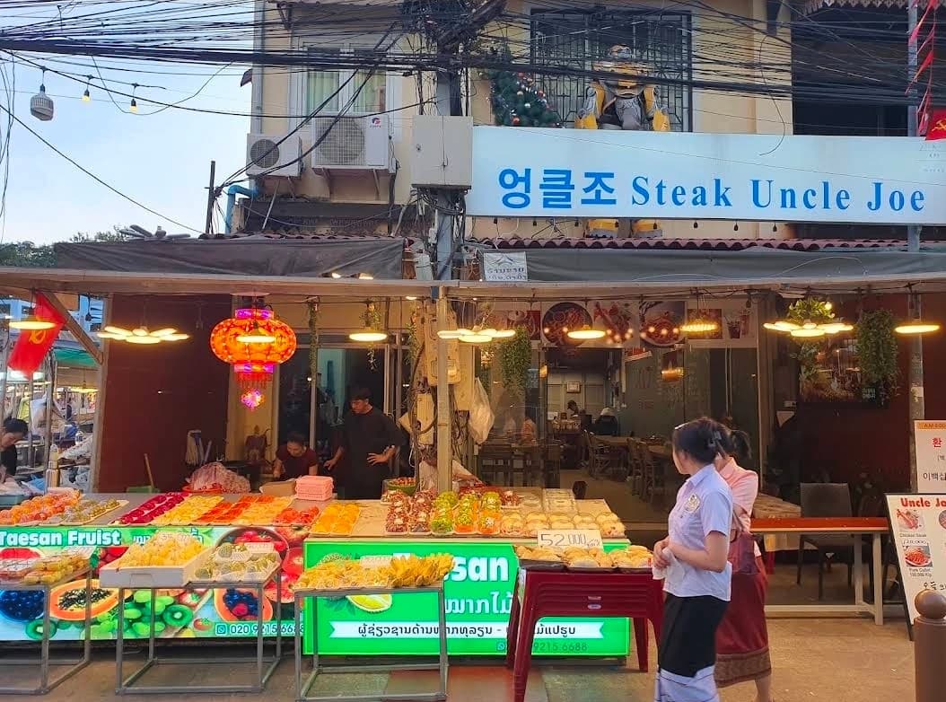 여행자거리에 있는 엉클조 Steak Uncle Joe 매장 외관과 간판