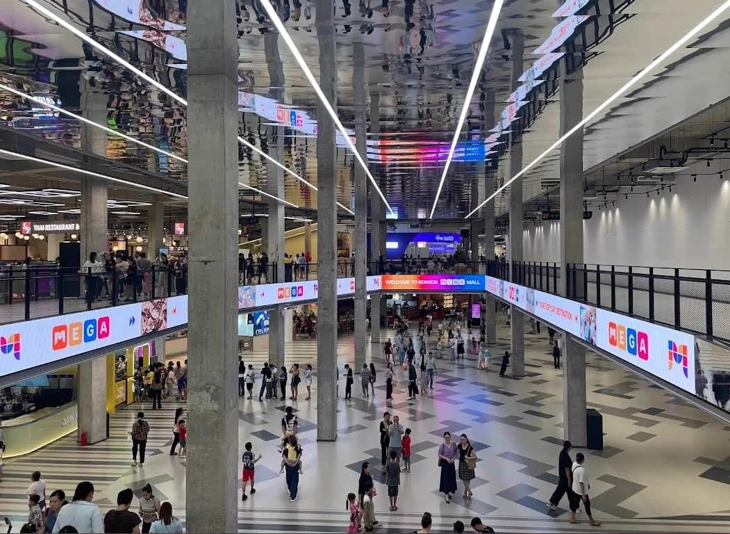 콕콕 메가몰 중앙 통로의 대형 LED 띠와 거울 천장