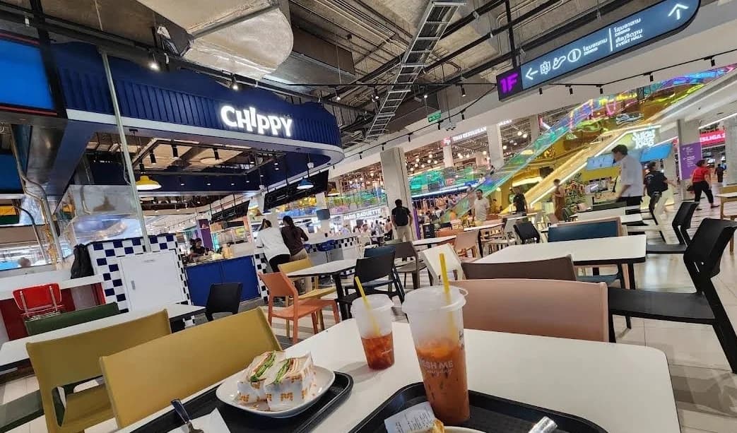 콕콕 메가몰 카페 좌석에서 본 음료와 매장 풍경