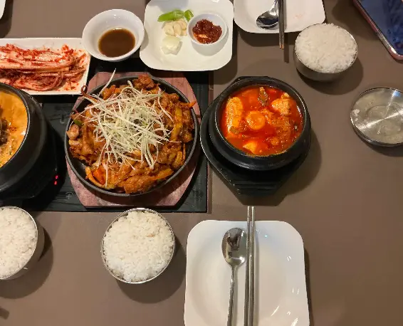본감자탕의 볶음요리와 찌개·밥·반찬 상차림