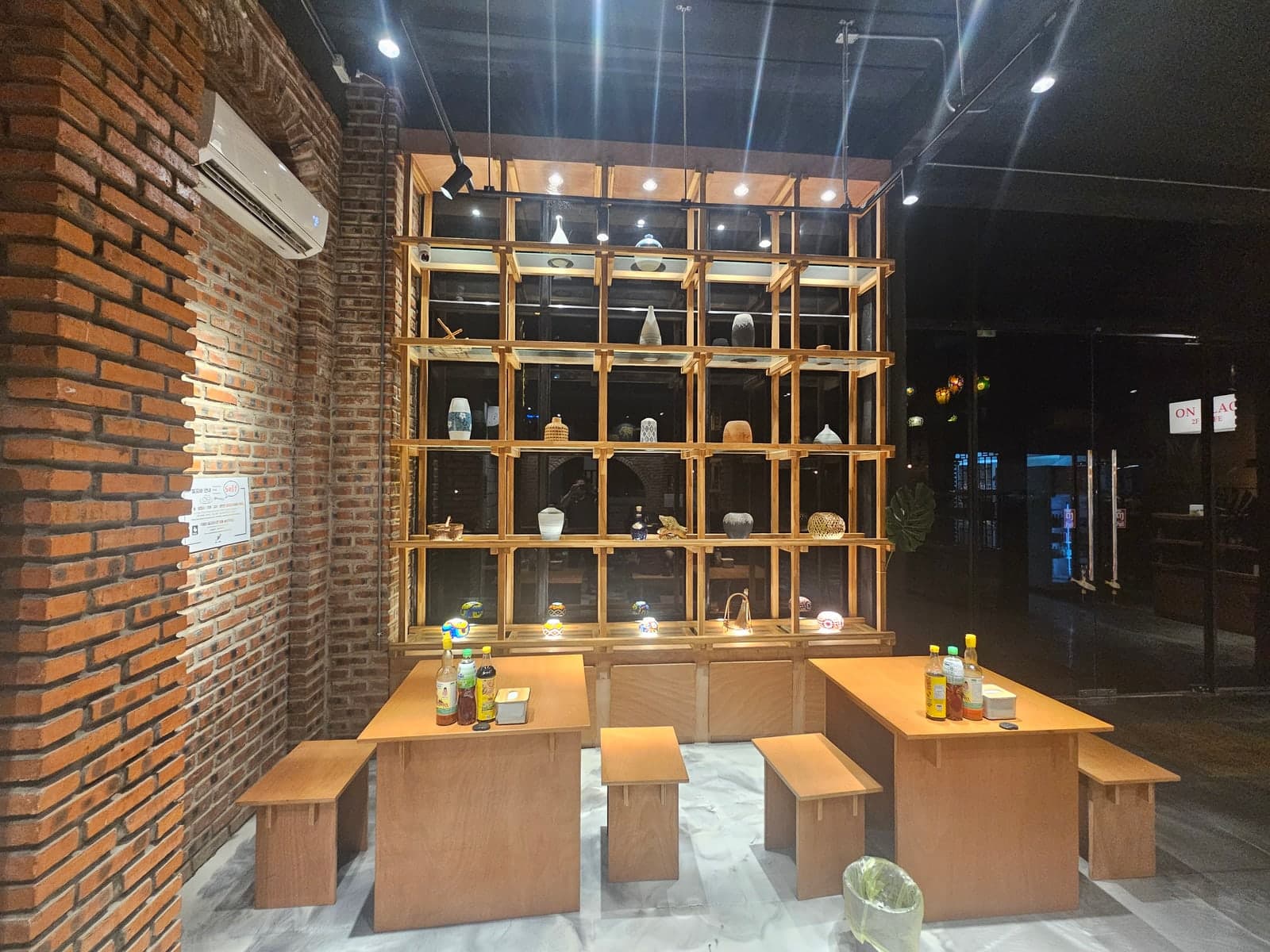 진열장이 놓인 벽면과 좌석