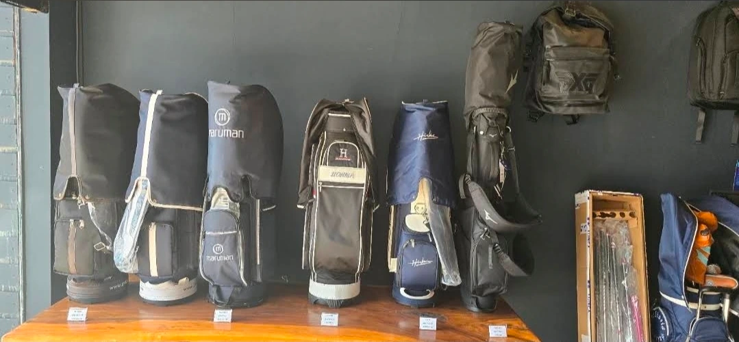 K GOLF샵에 진열된 골프백과 캐디백