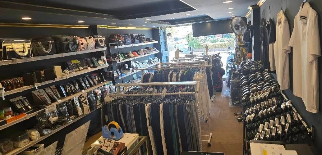 K GOLF샵 매장 전경 — 골프 의류 행거와 드라이버 진열대