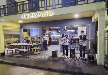 KEPOP 매장 앞에서 촬영된 음악 공연 현장사진