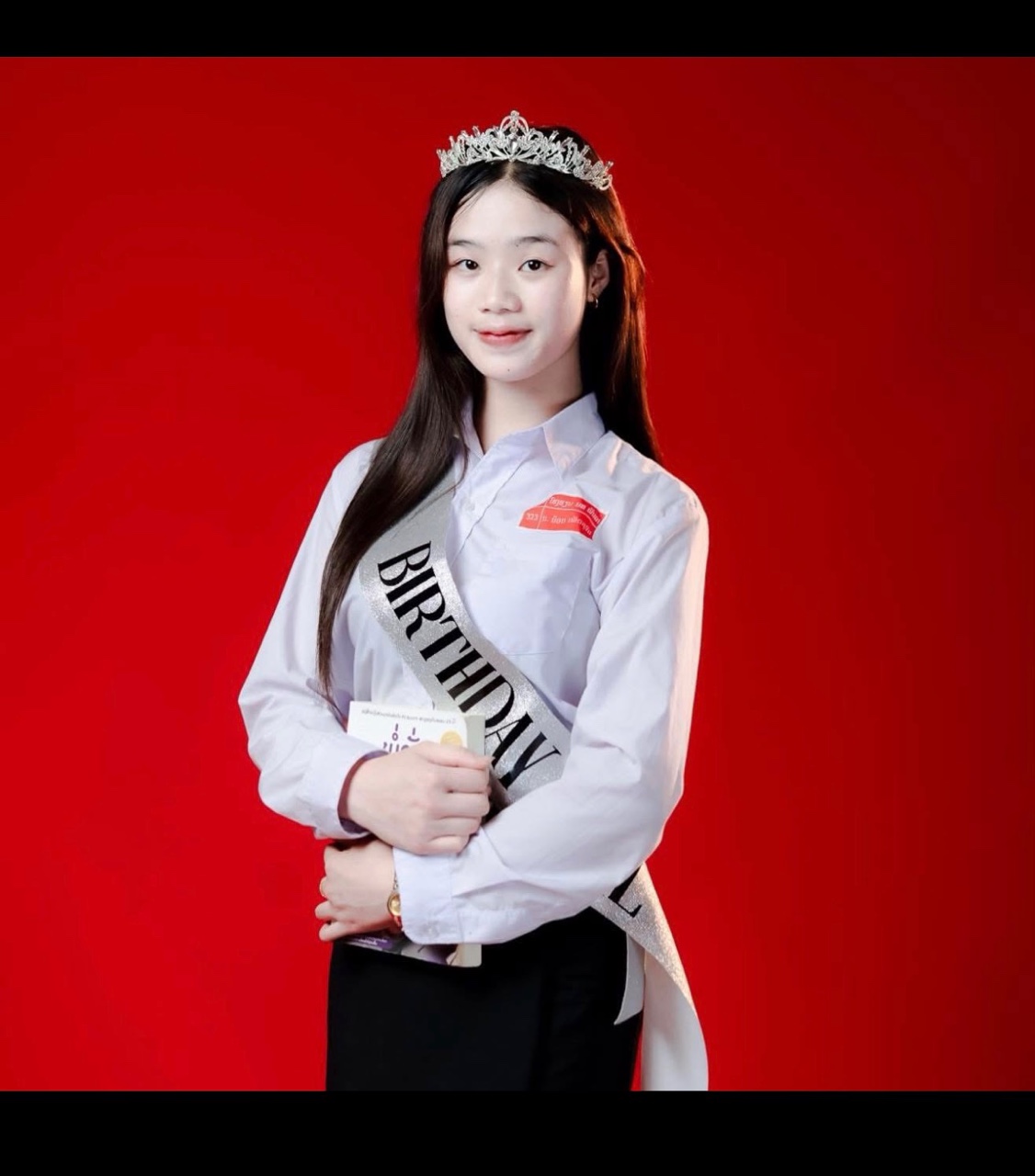 빨간 배경에서 생일 기념 촬영을 한 KEPOP 업체 제공 인물사진