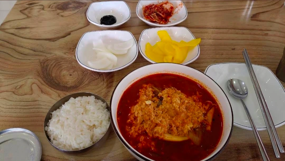 신짬뽕의 짬뽕밥과 밥·단무지·김치 등 반찬 상차림