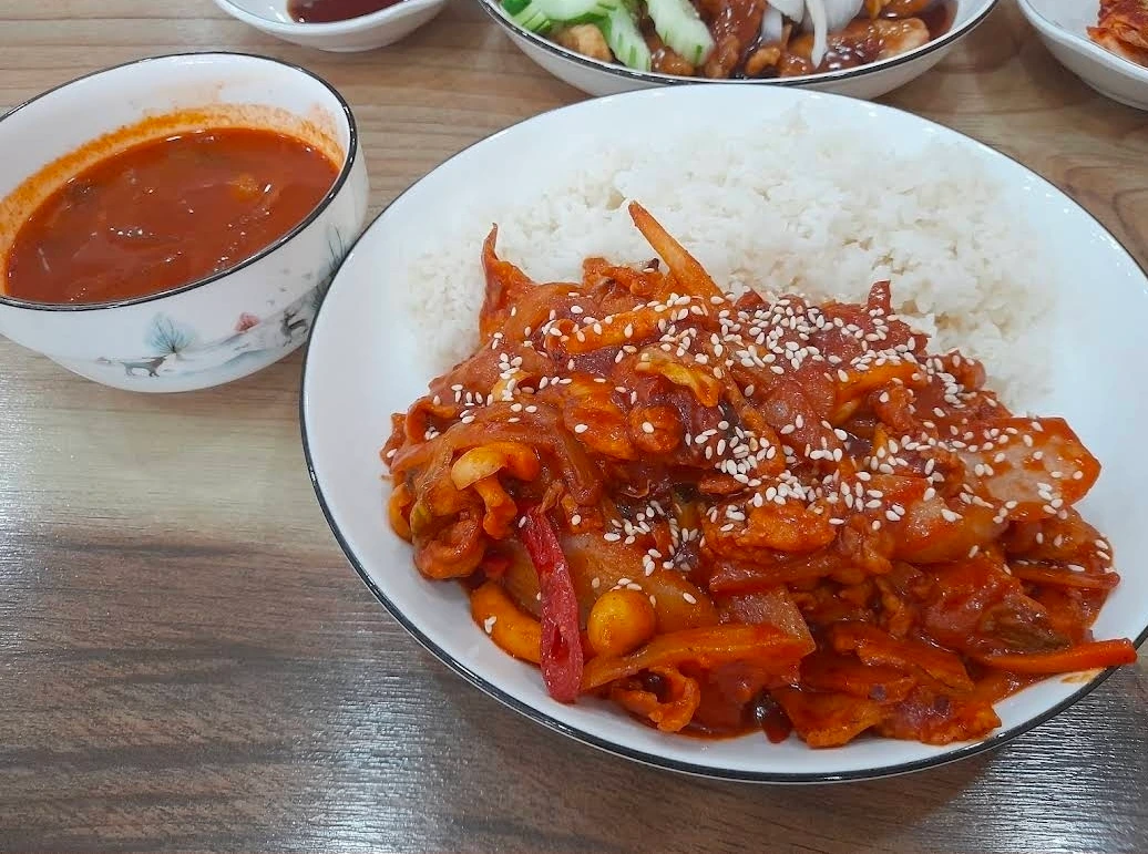 매콤한 볶음을 밥과 함께 낸 덮밥과 짬뽕 국물