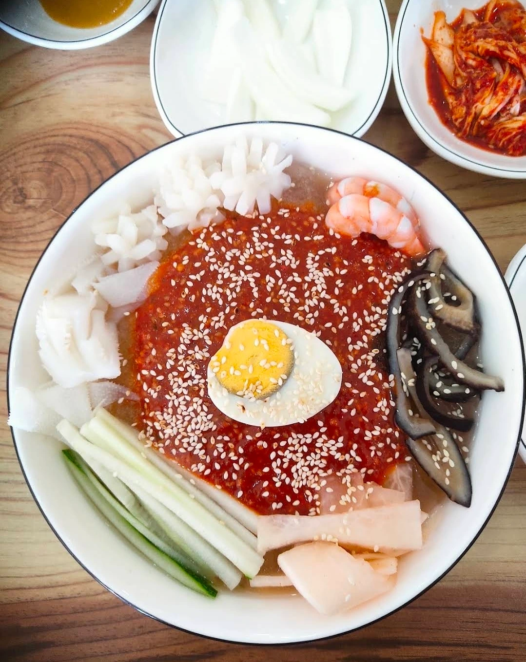 해물과 채소를 올린 매콤한 양념 비빔면