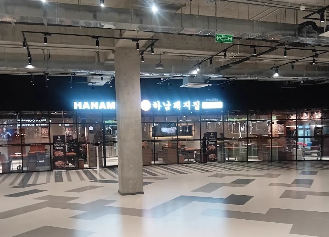 콕콕 메가몰 하남돼지집 자리에 걸린 COMING SOON 안내판