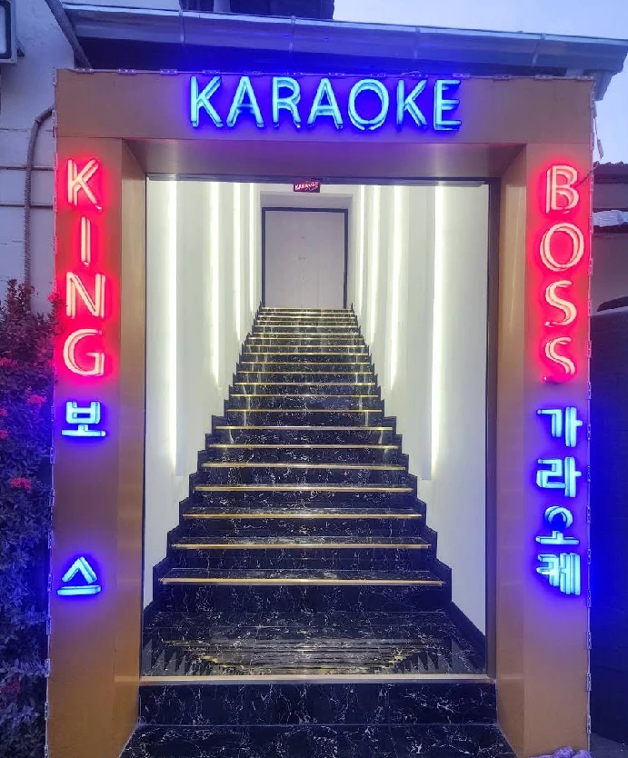 보스 가라오케 KARAOKE, BOSS, 보스 가라오케 네온 간판이 켜진 입구와 계단